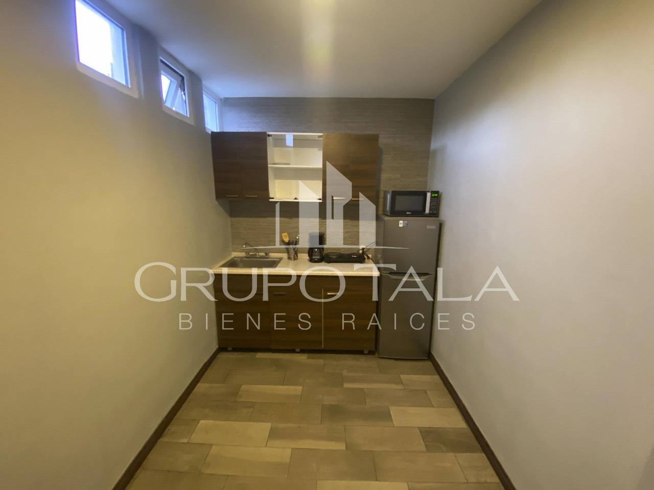 Apartamento en Renta zona 10 Villas Santander - Image 1
