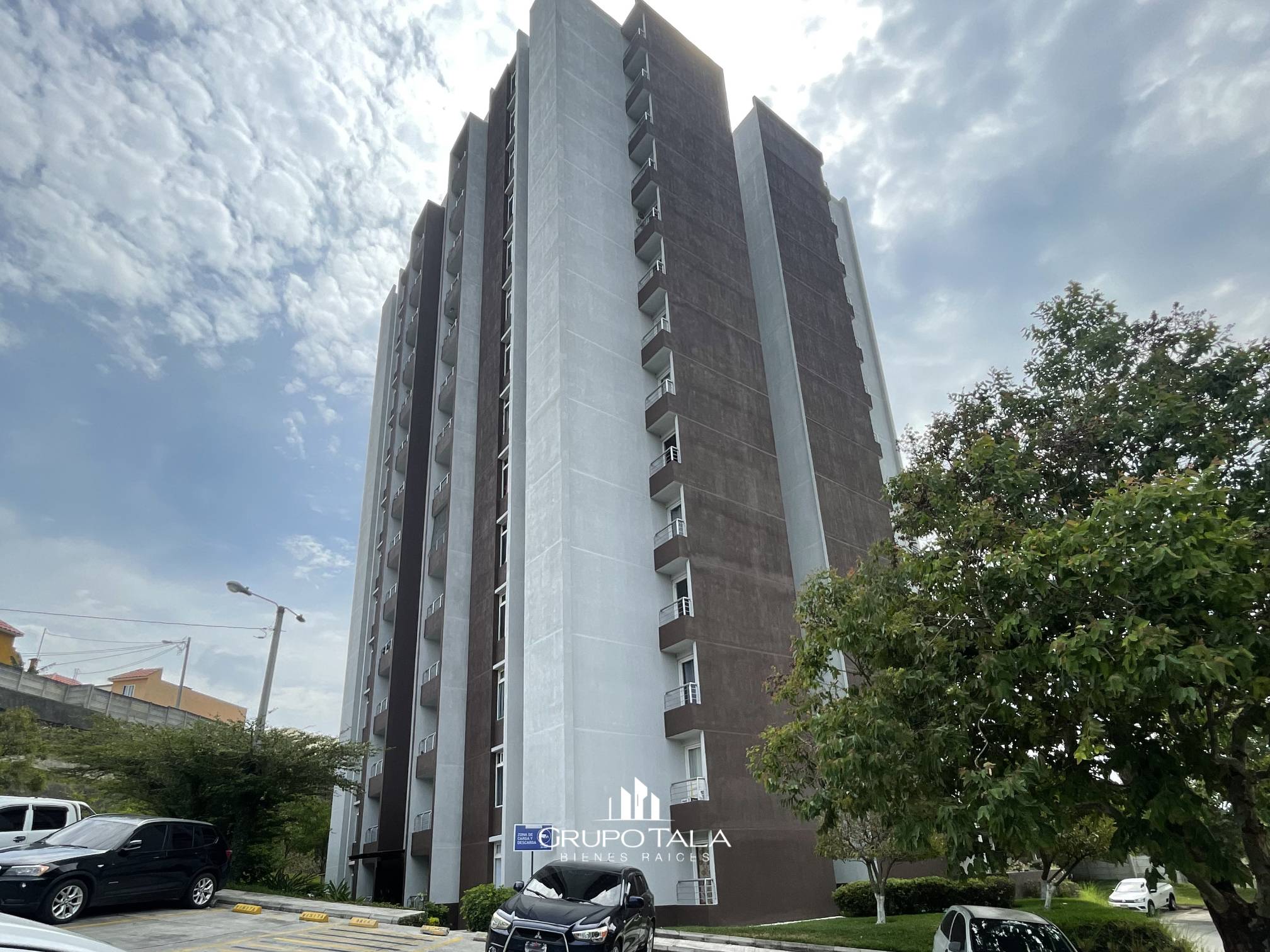 Apartamento en Renta en zona 17, Condominio Casa Florentina - Image 1