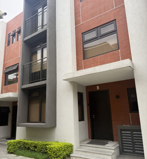 Casa en renta en zona 4 de Mixco, Condado El Naranjo Casa Mérida