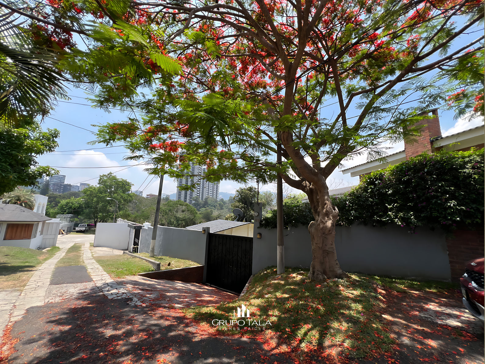 Casa en venta en zona 10 - Image 1