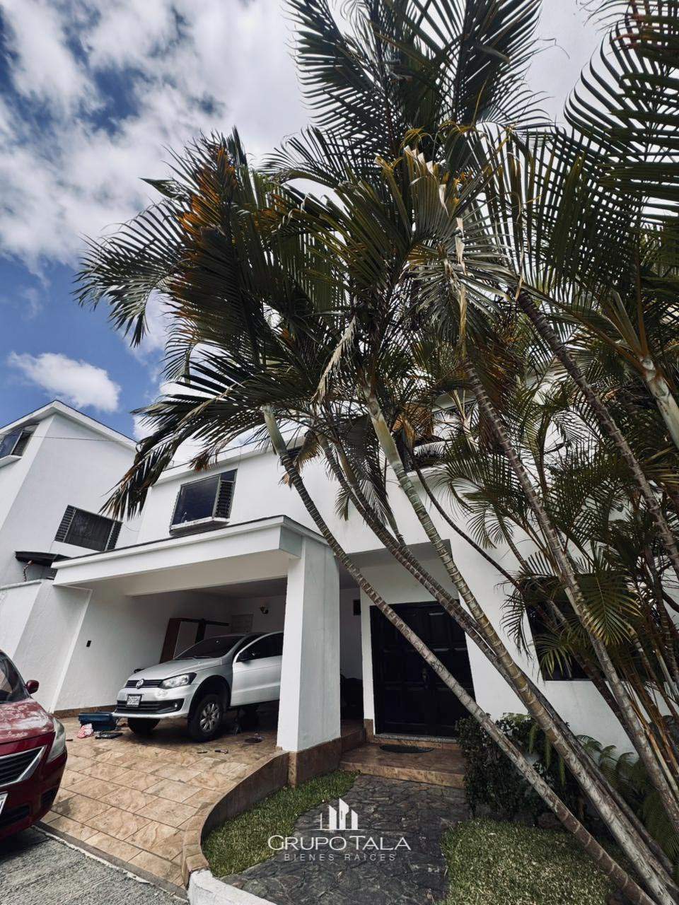 Casa en venta zona 8 de Mixco, Condominio Windsor - Image 1