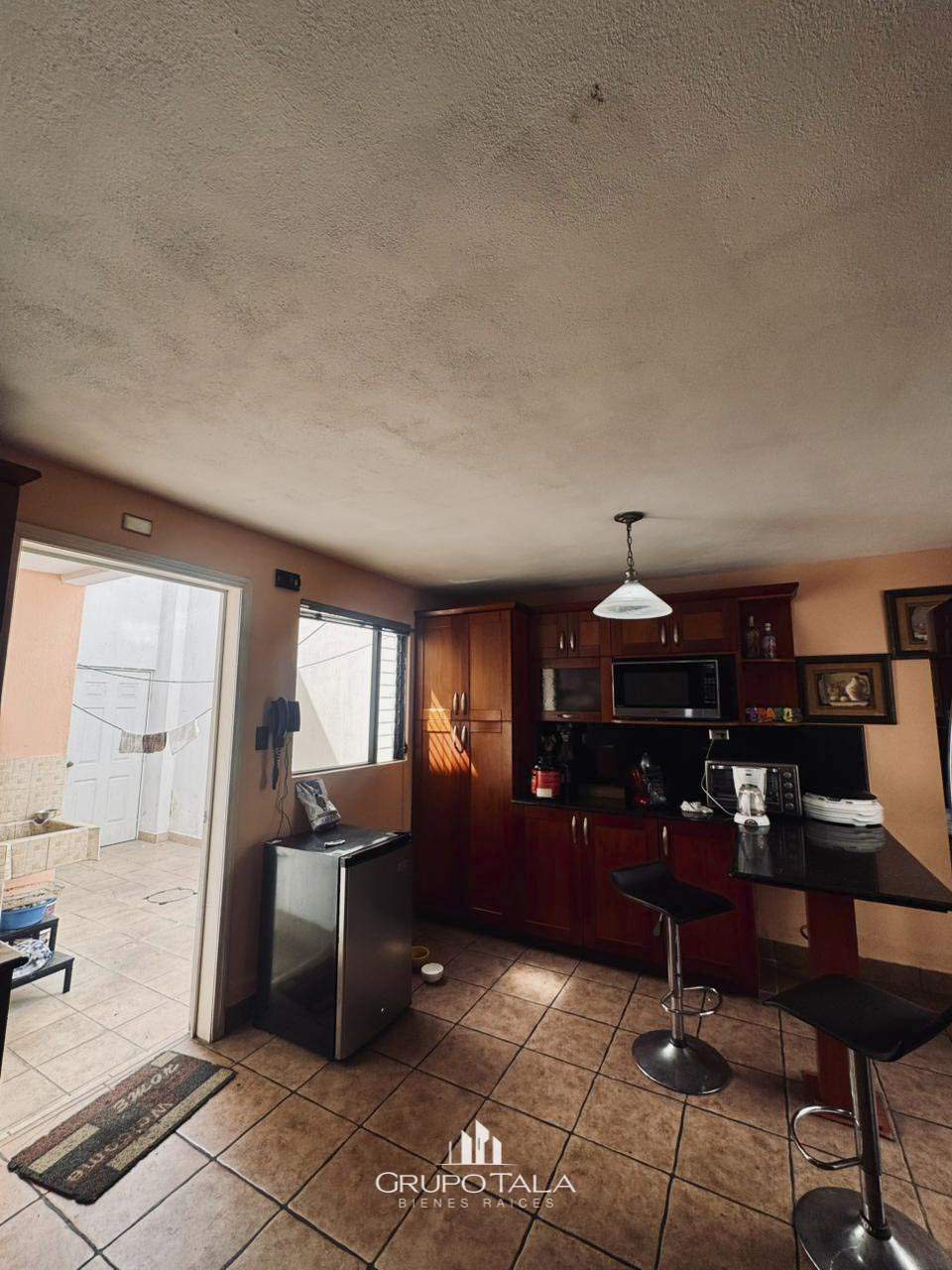 Casa en venta zona 8 de Mixco, Condominio Windsor - Image 4