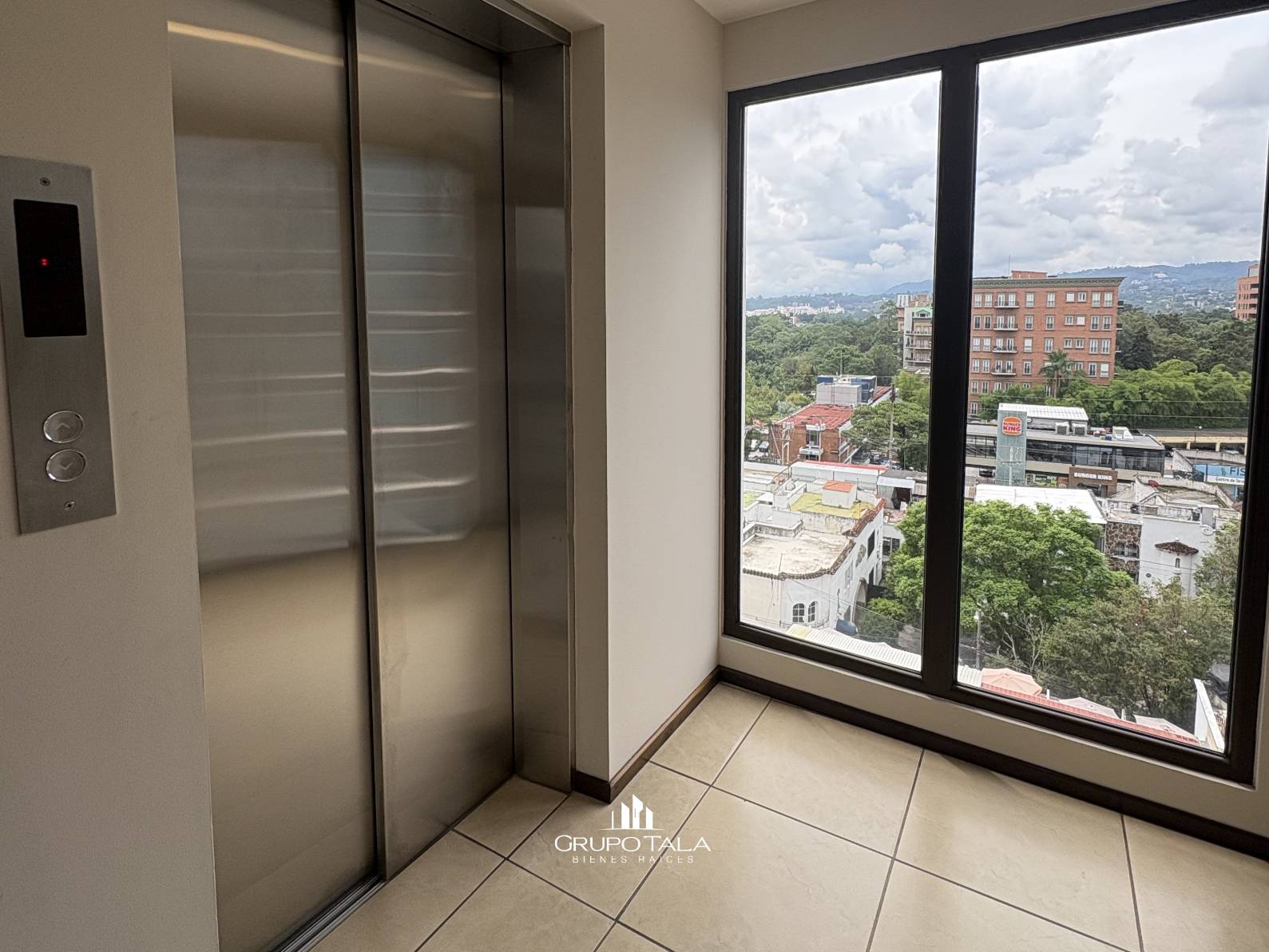 Apartamento en renta en zona 10, Edificio La Madeleine - Image 2