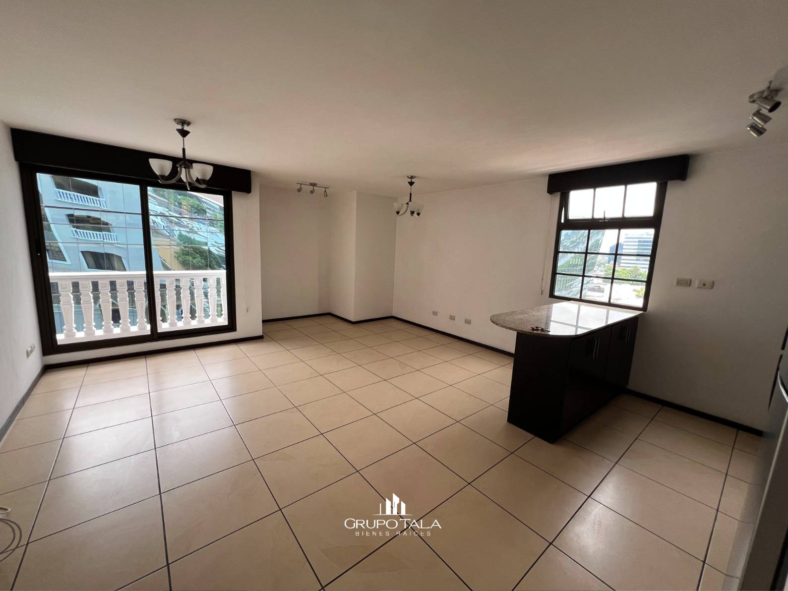 Apartamento en renta en zona 10, Edificio La Madeleine - Image 3