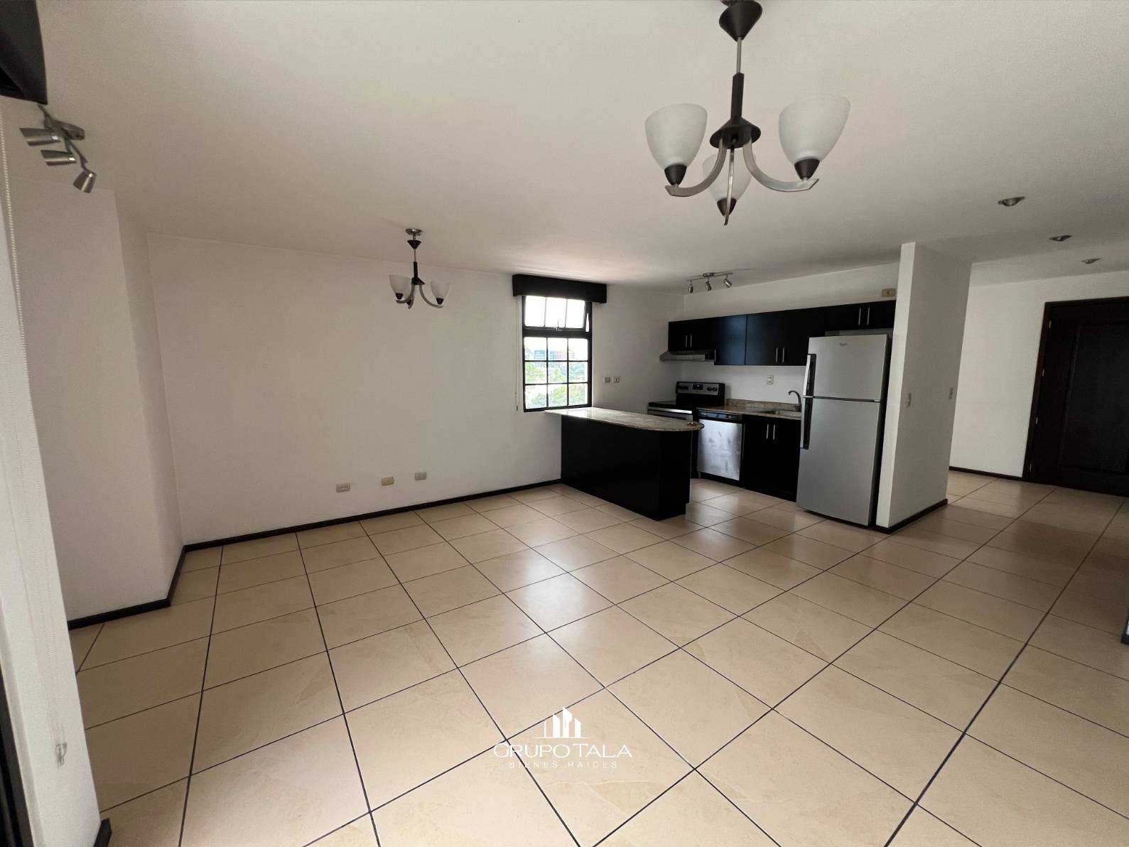 Apartamento en renta en zona 10, Edificio La Madeleine - Image 4