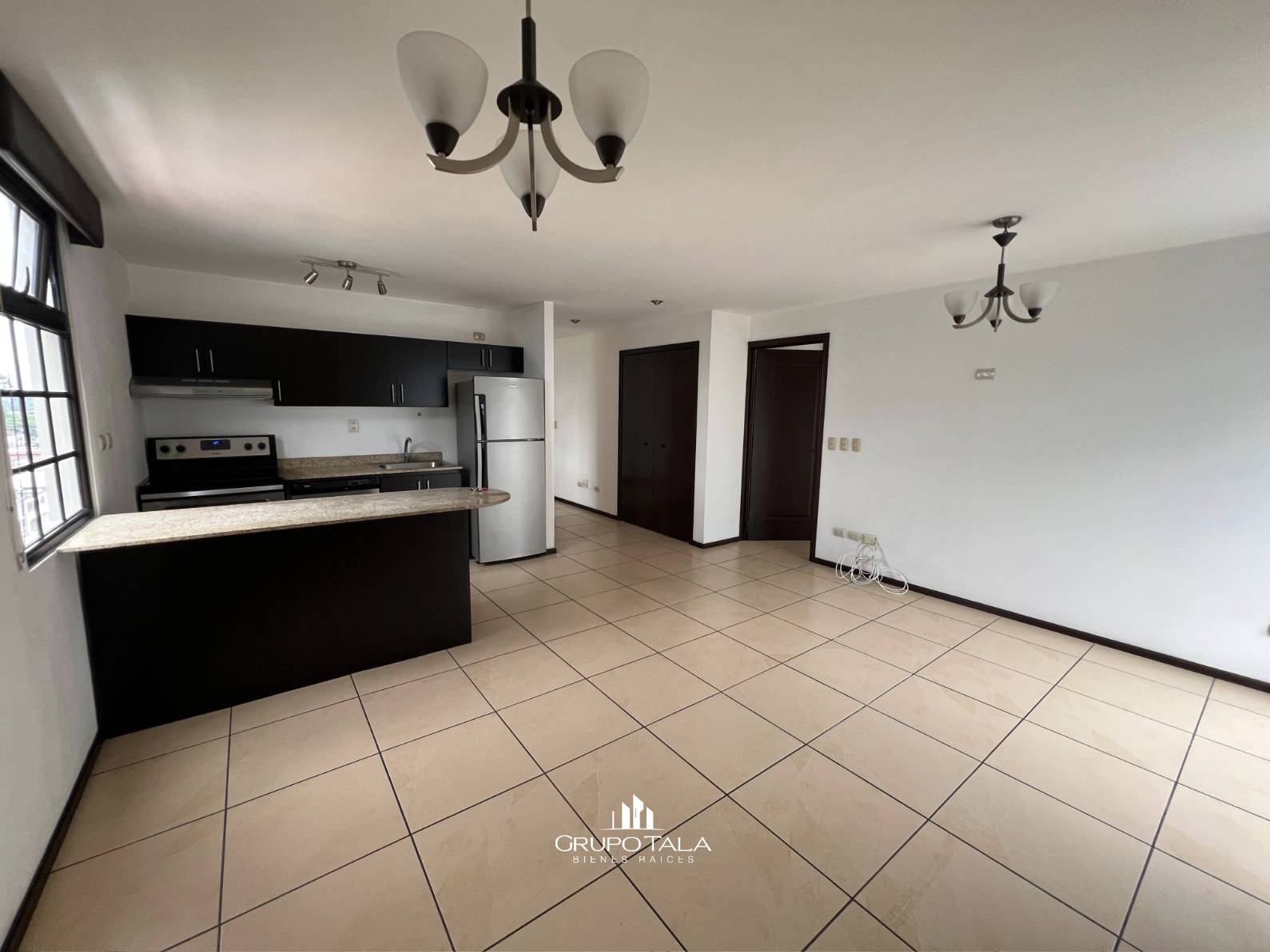 Apartamento en renta en zona 10, Edificio La Madeleine - Image 5