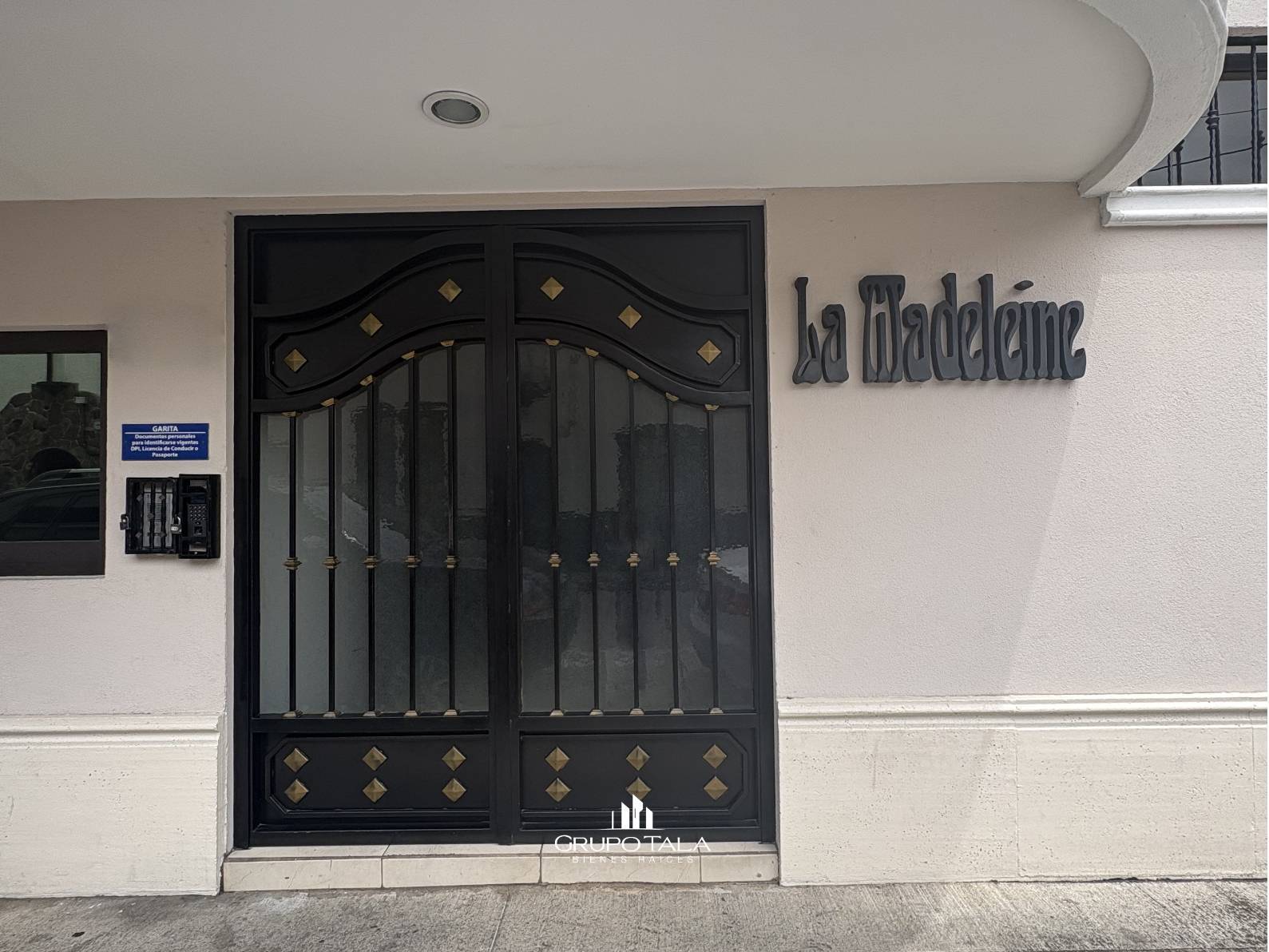 Apartamento en renta en zona 10, Edificio La Madeleine - Image 1