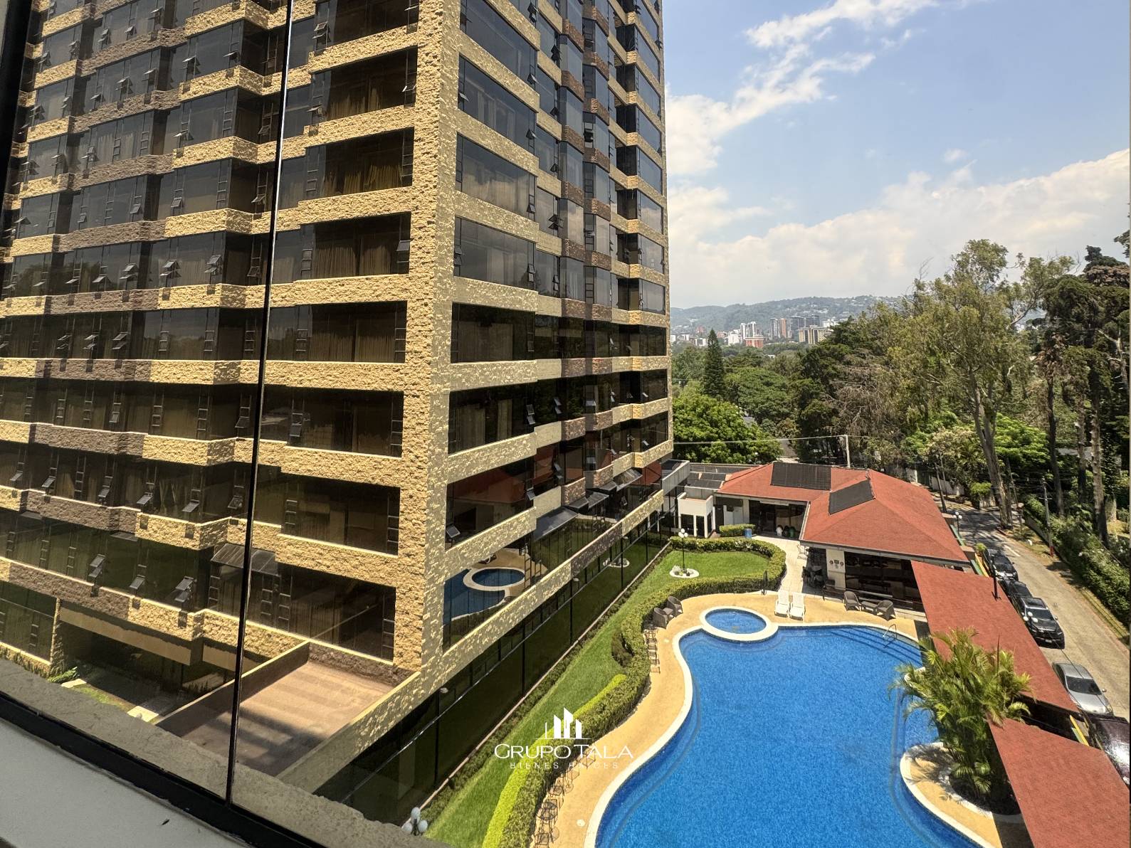 Apartamento en renta en zona 10, Edificio Milenia - Image 1