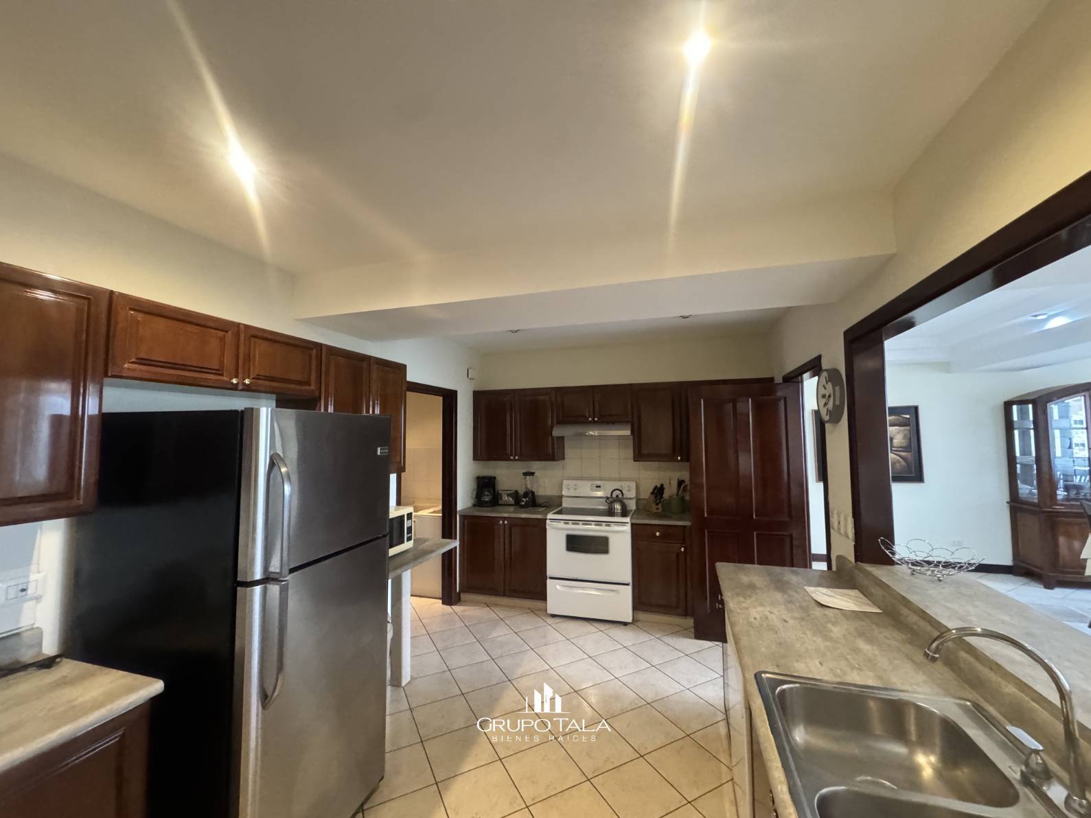 Apartamento en renta en zona 10, Edificio Milenia - Image 4