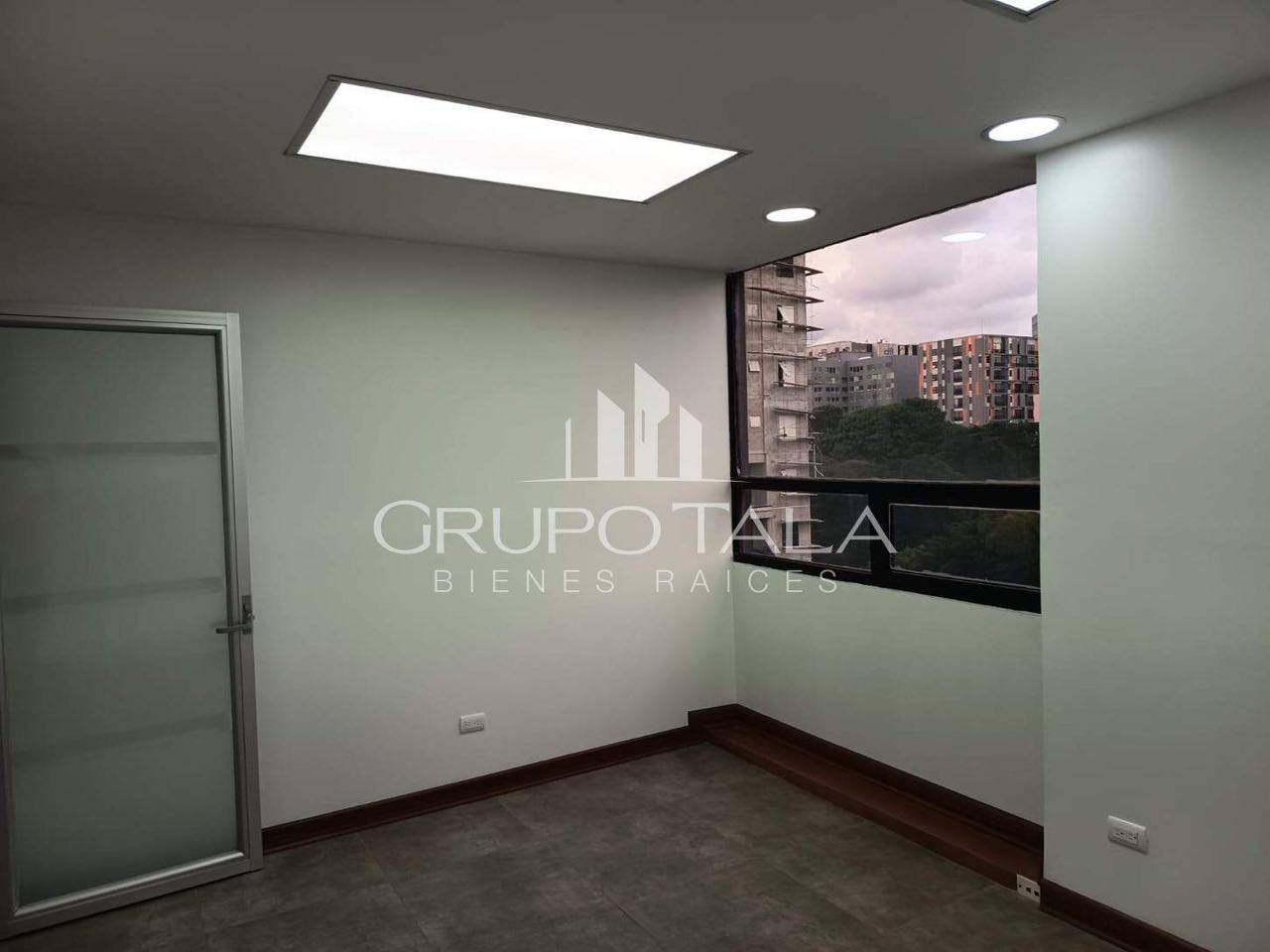 Oficina en renta Edificio Centro Empresarial - Image 2