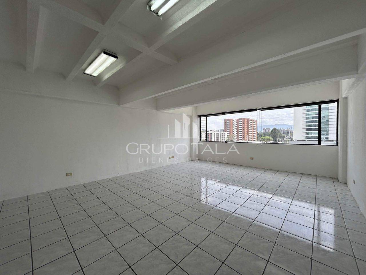 Oficina en renta, Edificio Plaza Burò zona 10 - Miniatura 7