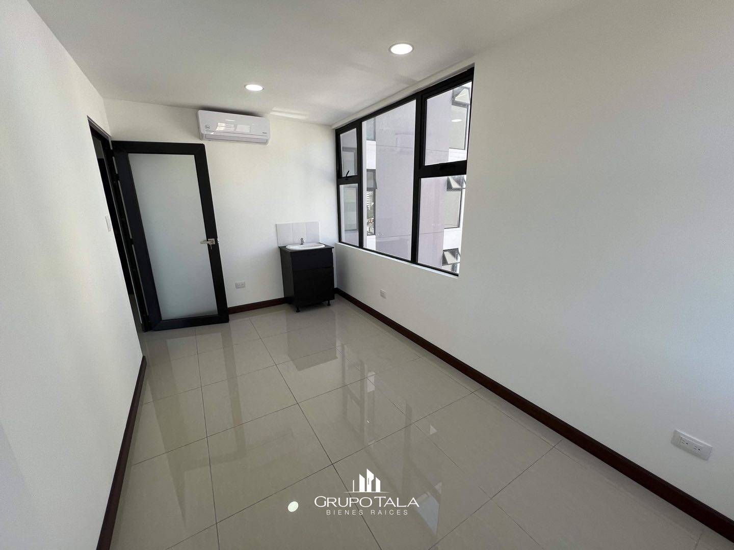 Oficinas en renta, zona 14 Edificio Prospere - Image 3