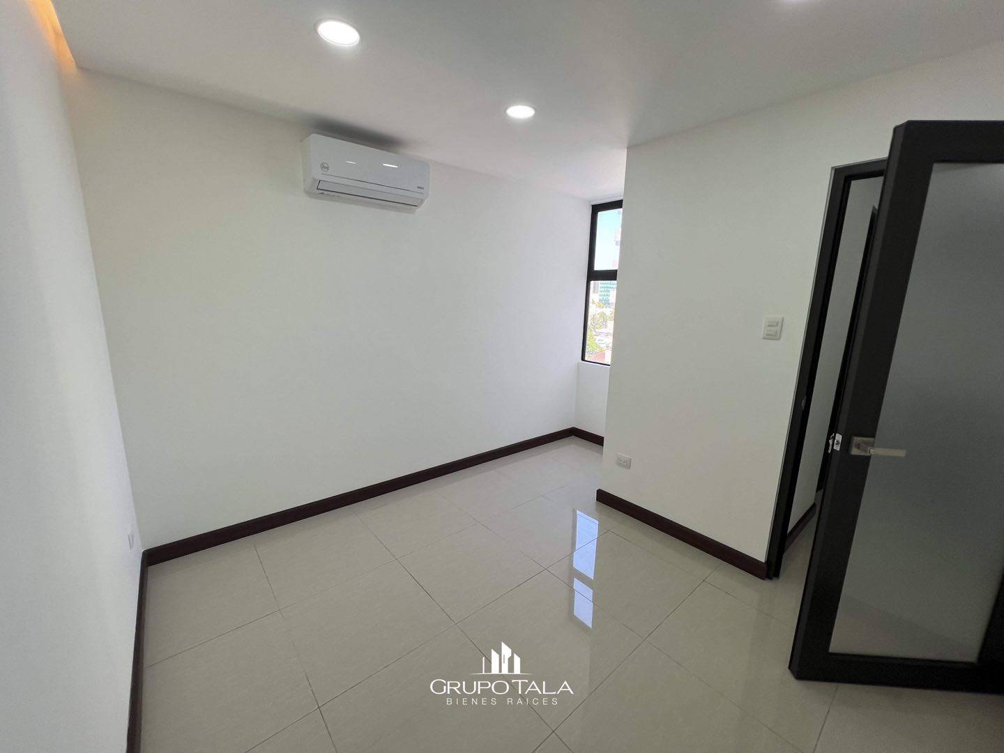 Oficinas en renta, zona 14 Edificio Prospere - Image 4