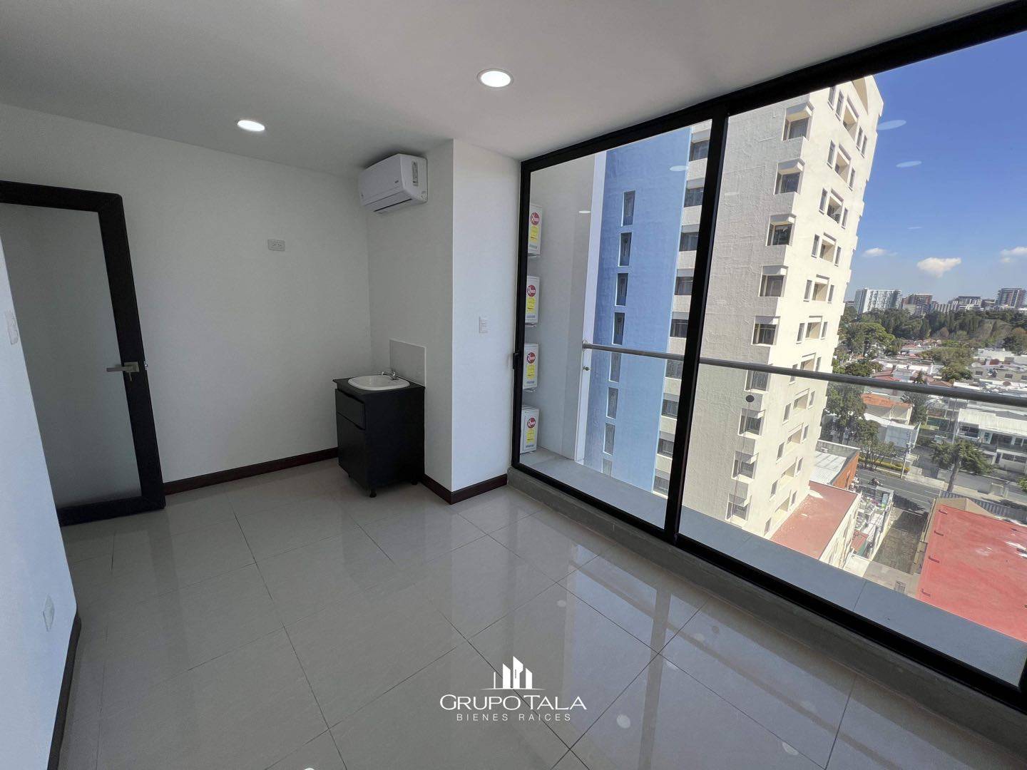 Oficinas en renta, zona 14 Edificio Prospere - Image 1