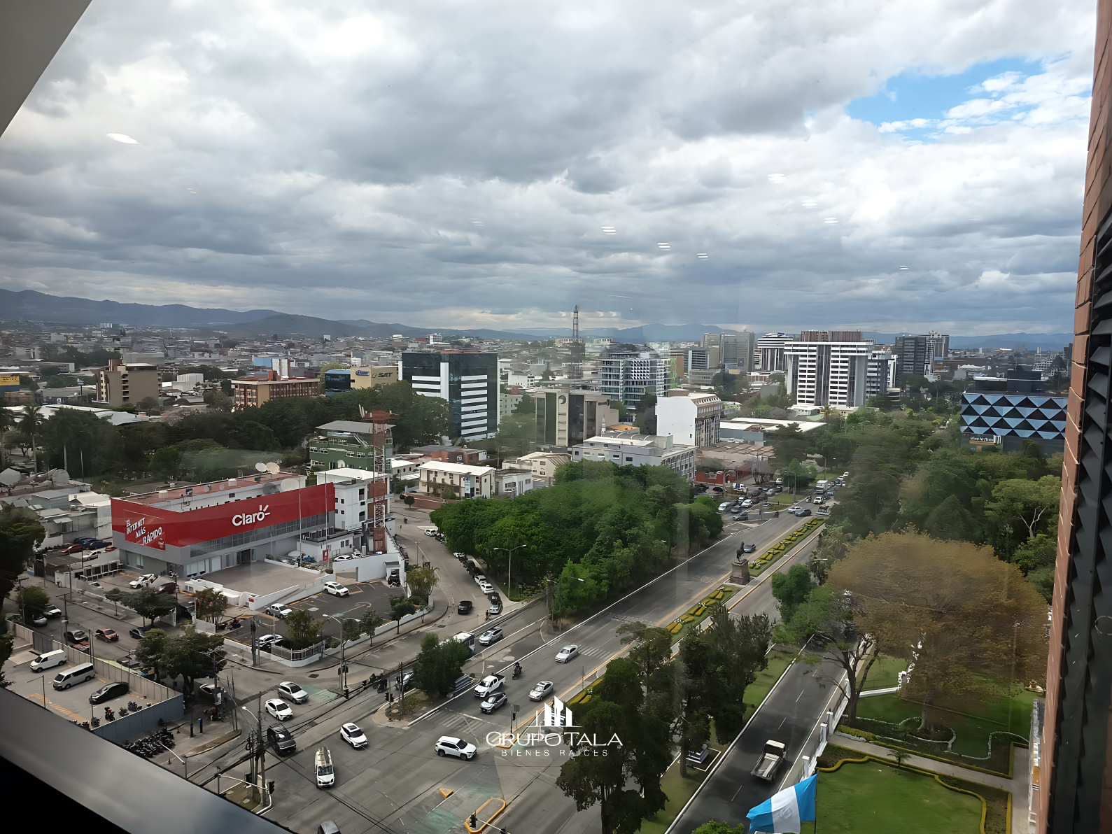 Oficina en renta en zona 10, Pent-house reconocido edificio - Image 1