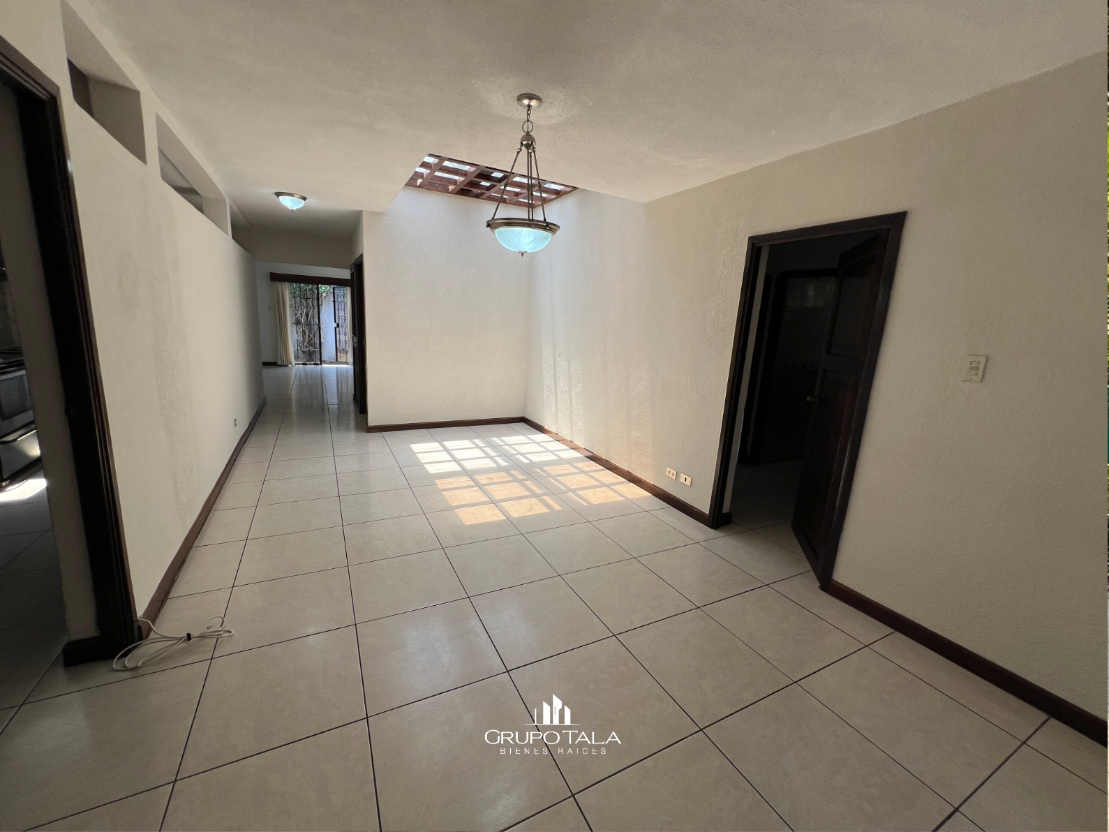 Casa en venta en zona 10 - Image 3