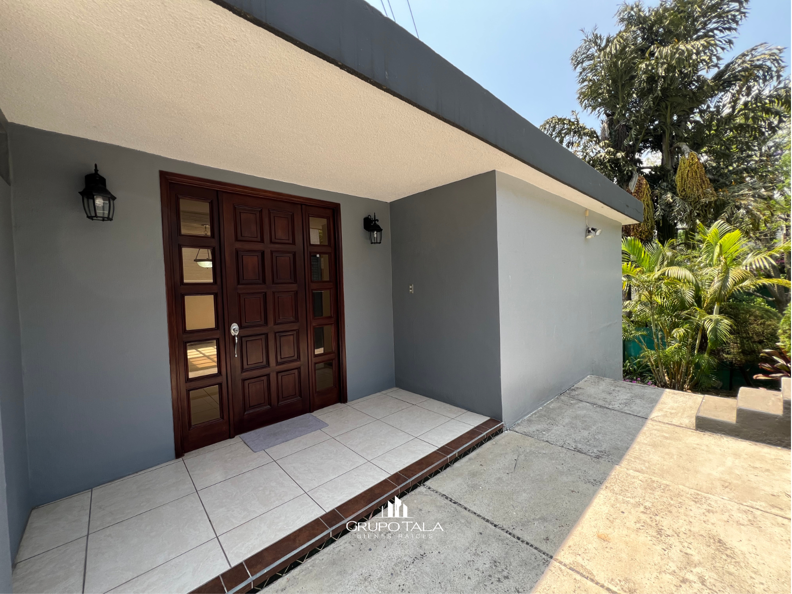 Casa en venta en zona 10 - Image 2