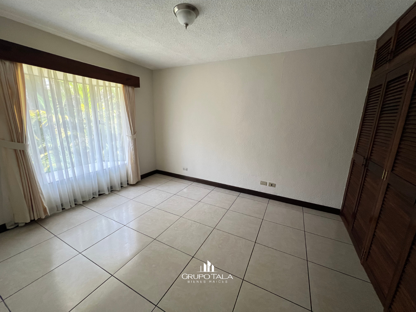 Casa en venta en zona 10 - Image 4