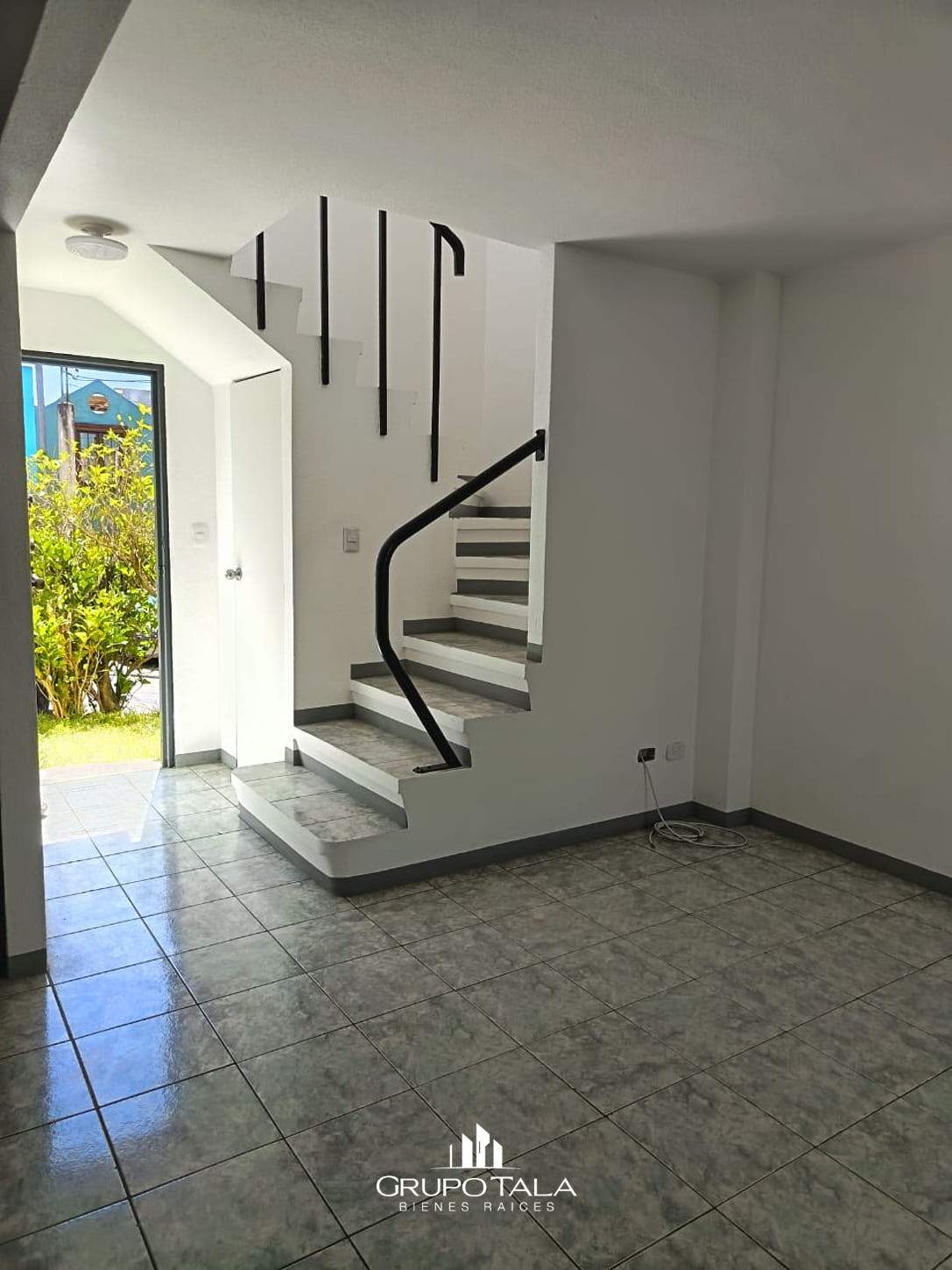 Casa en Venta Alamedas Santa Clara Q 975,000.00 - Image 2