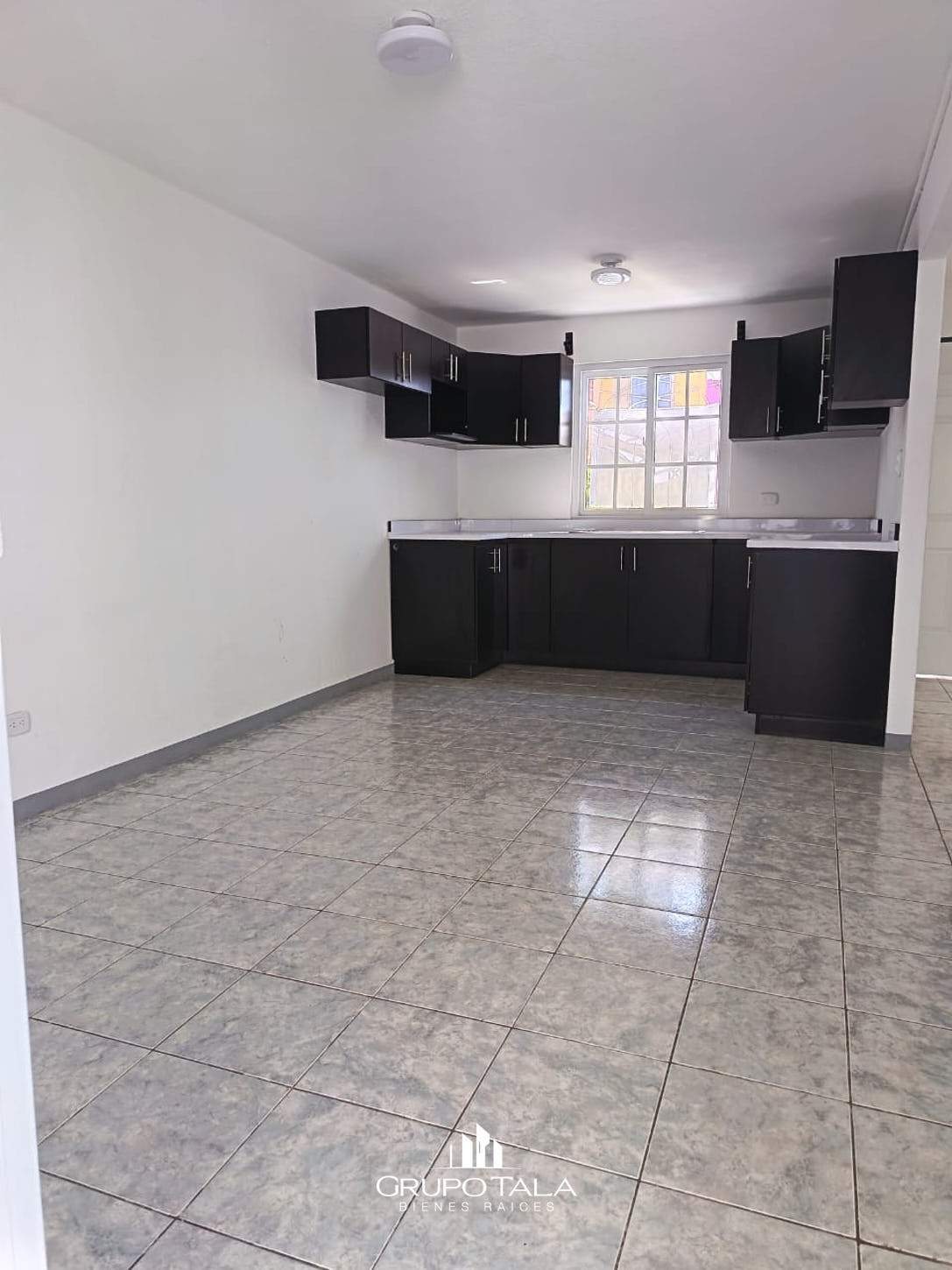 Casa en Venta Alamedas Santa Clara Q 975,000.00 - Image 1